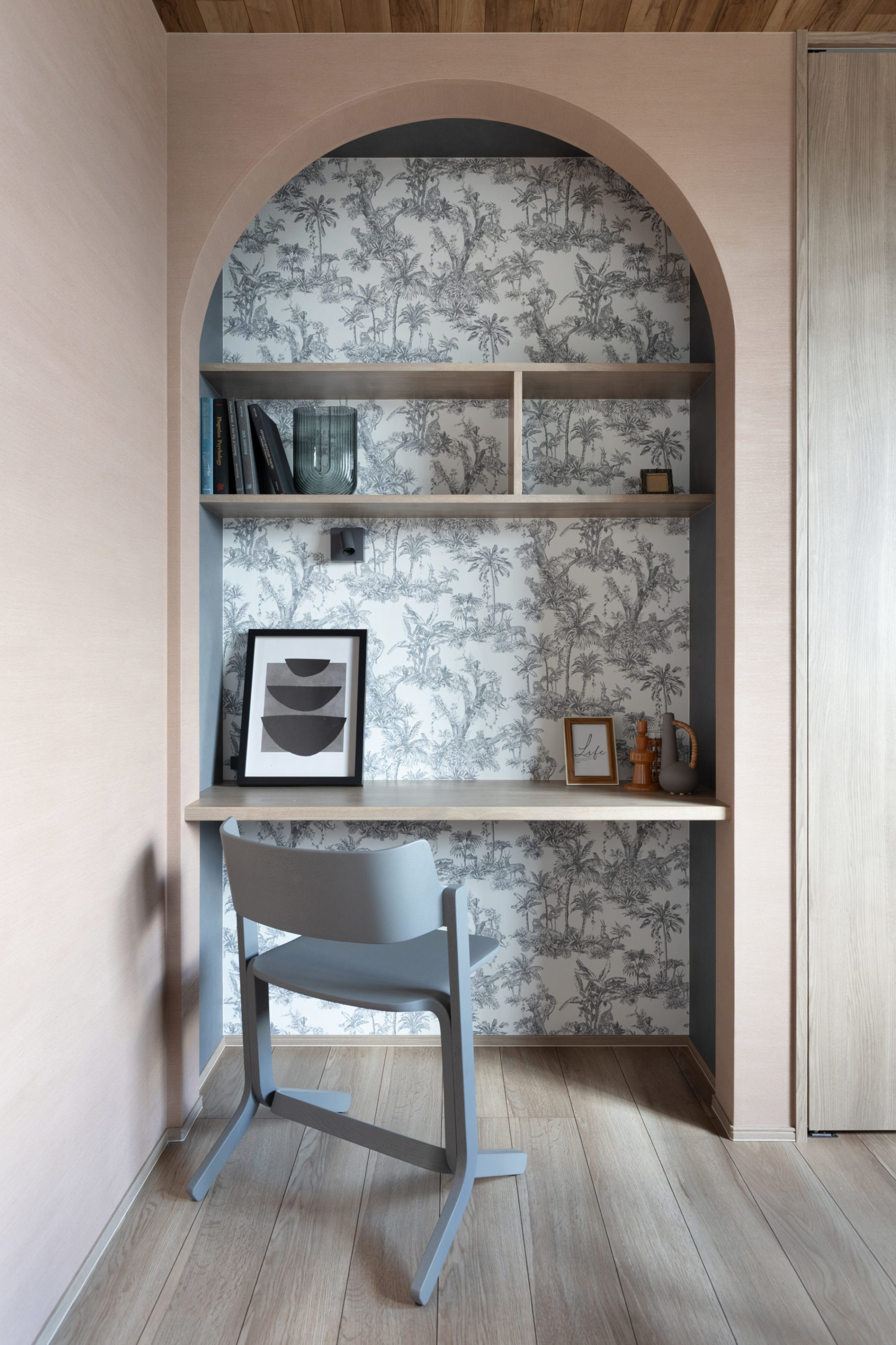 洋室に設けたカウンターは、アール下がり壁とアクセントクロスで可愛らしい印象に仕上げた。