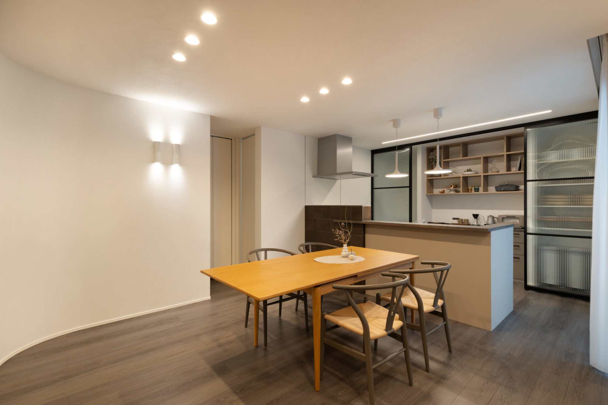 I型キッチンに腰壁を設け、ダイニングやリビングが見渡せる対面タイプのキッチンを採用。