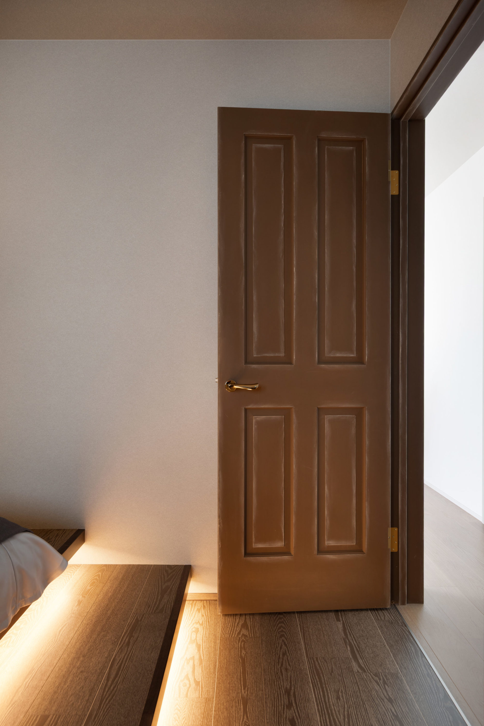 寝室の写真｜無垢材塗装のアンティーク調扉で重厚感と落ち着きを演出