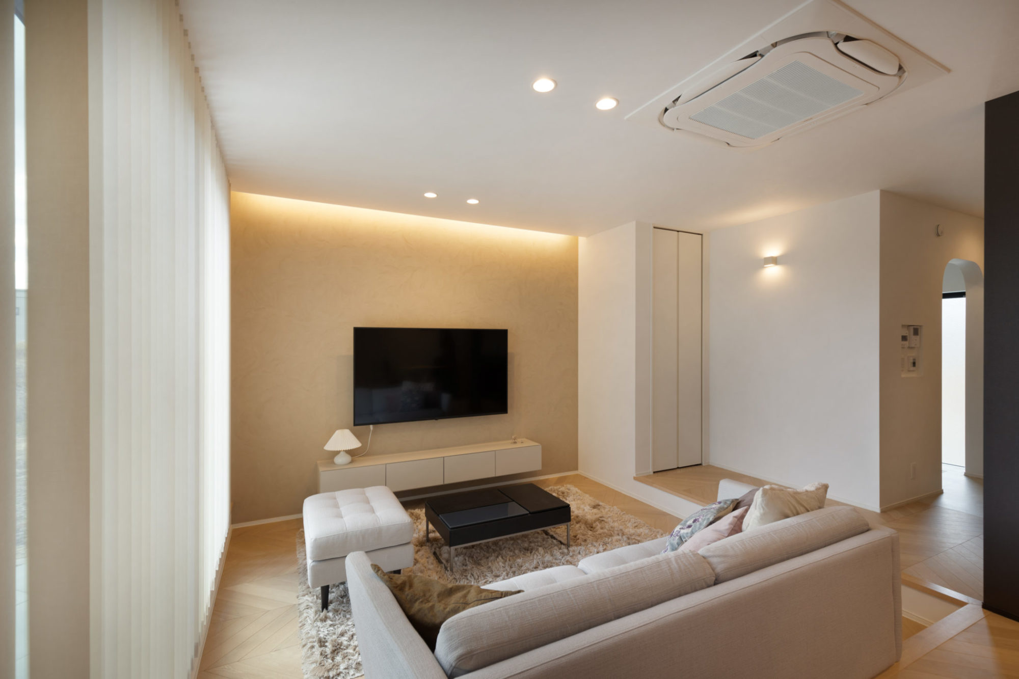 空間をゆるやかに区切るダウンリビング。テレビ背面の塗り壁がアクセント。