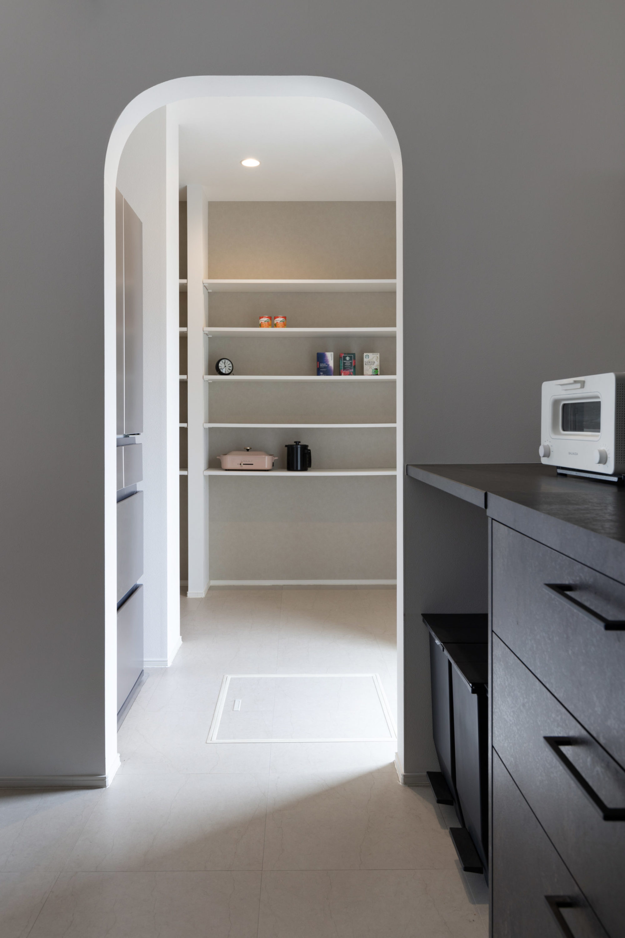 キッチンに隣接した大容量のパントリー。冷蔵庫も収納できて、生活感を閉じ込めている。