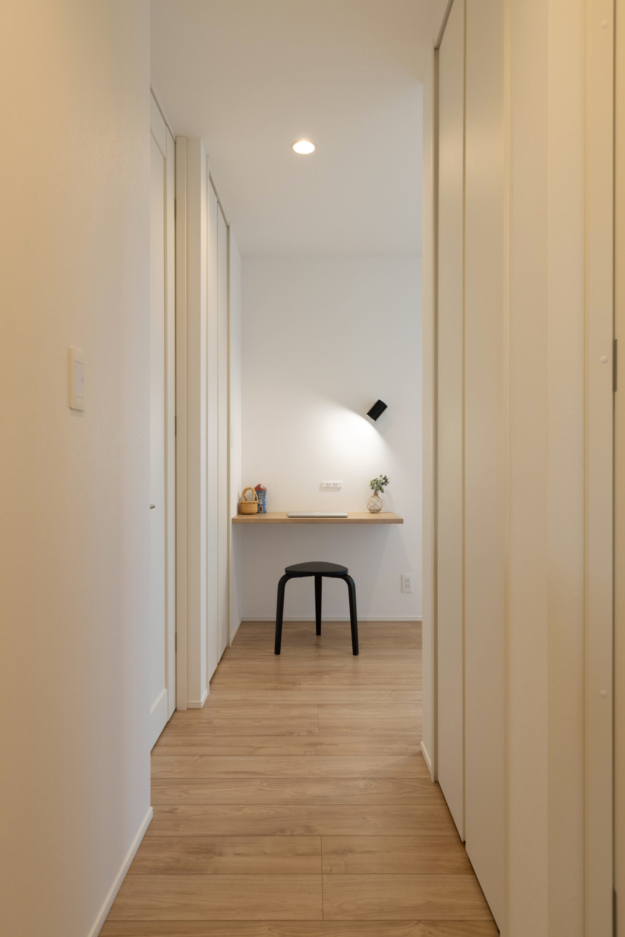 2階ホールの一角にカウンタースペースを配置。パソコン作業や読書を楽しむことができる。