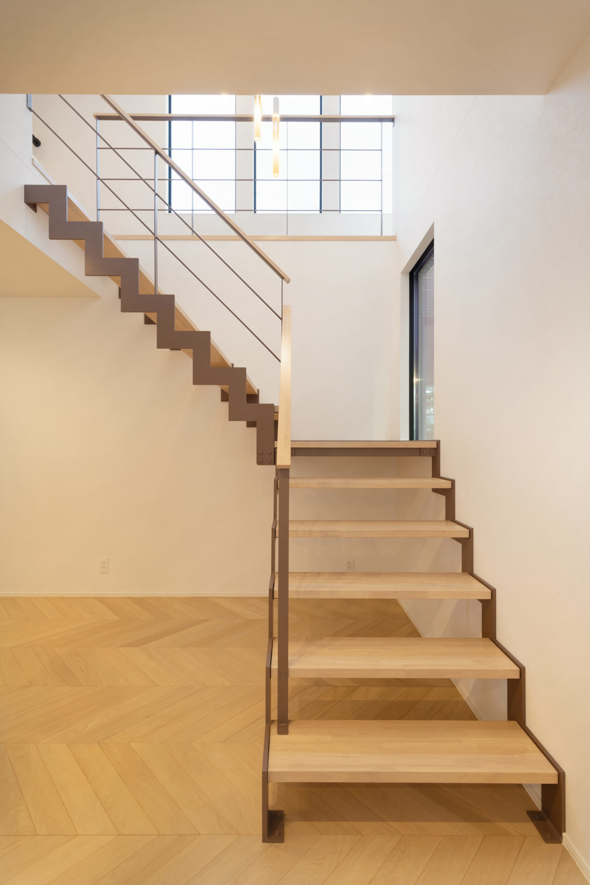 リビングに配置した鉄骨階段はブラウンをセレクト。空間に柔らかく馴染む。