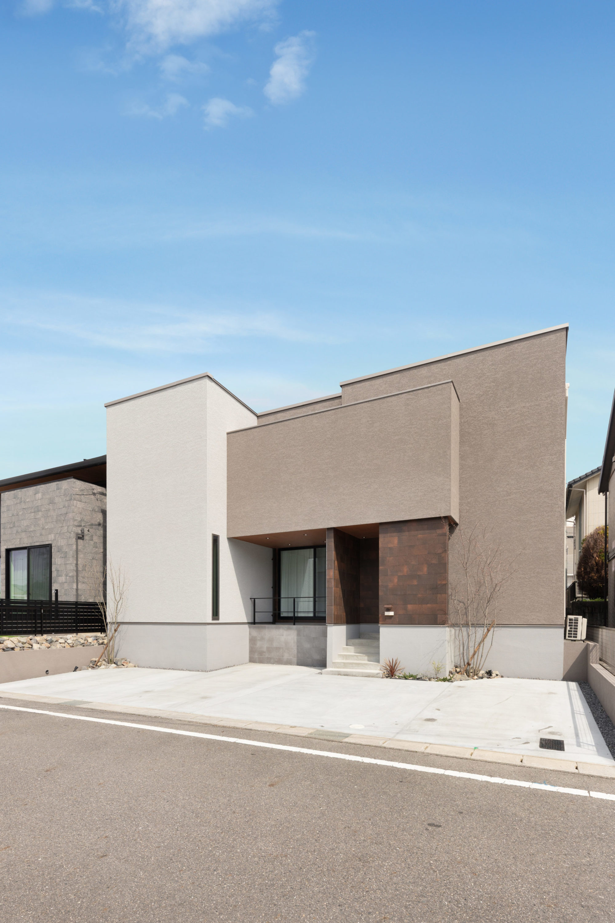 立体感のある外観デザイン。白とブラウンの塗り壁が柔らかな印象。