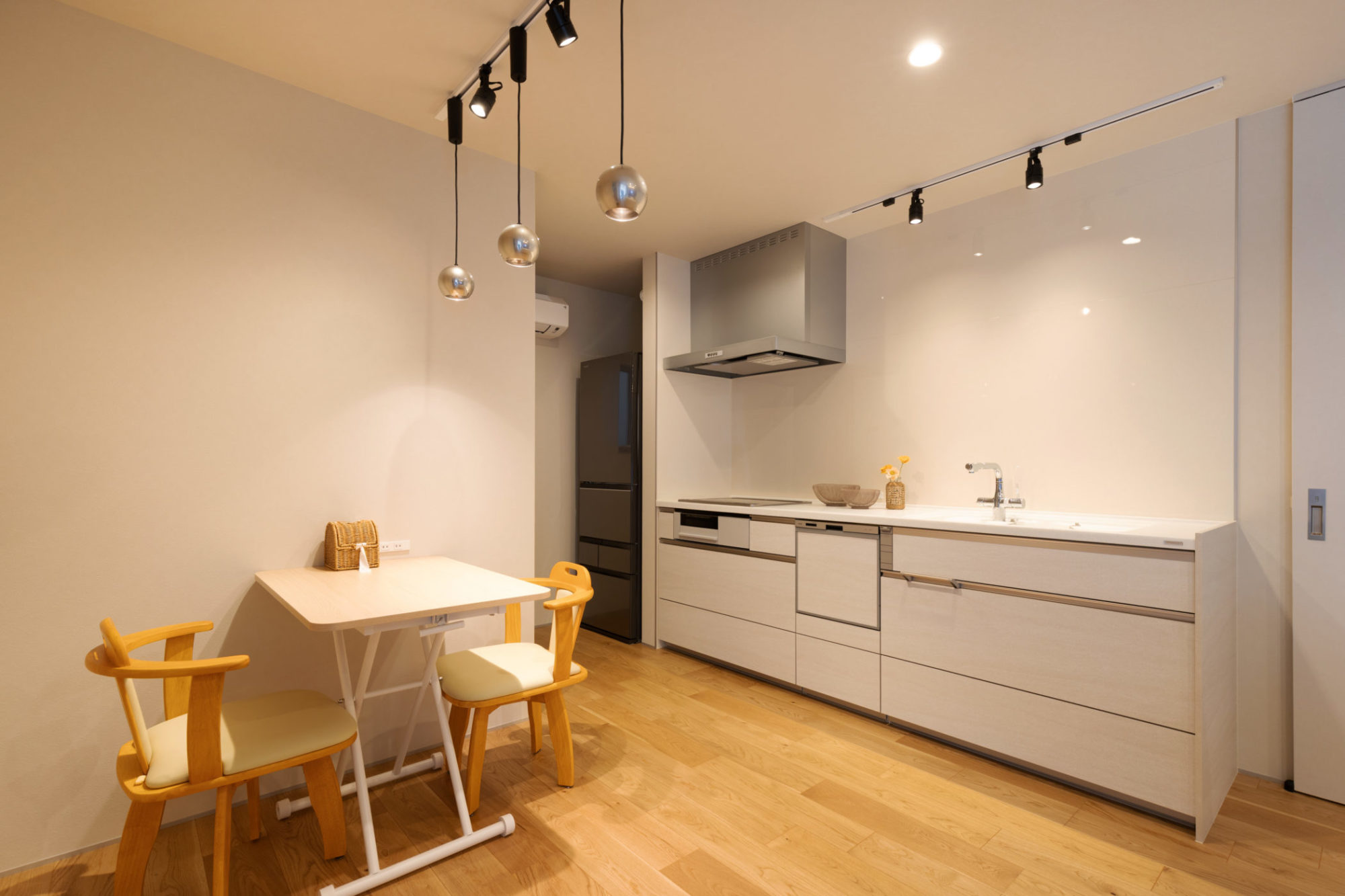 1階親世帯のLDK。壁付のキッチンを採用し、奥にはパントリーを配置しています。