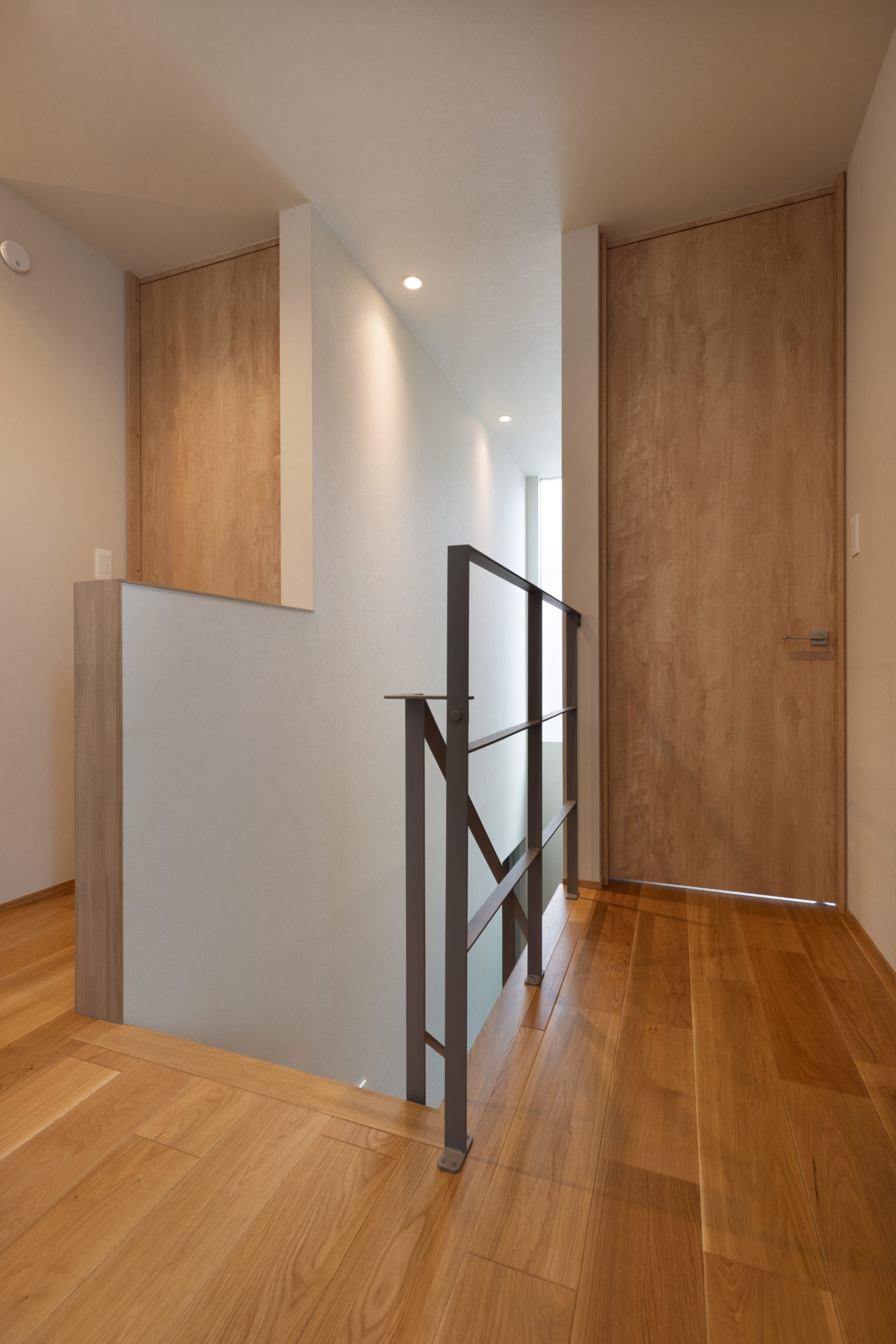 天井まで高さのあるハイドアを採用し、スッキリとした印象の2階ホール。