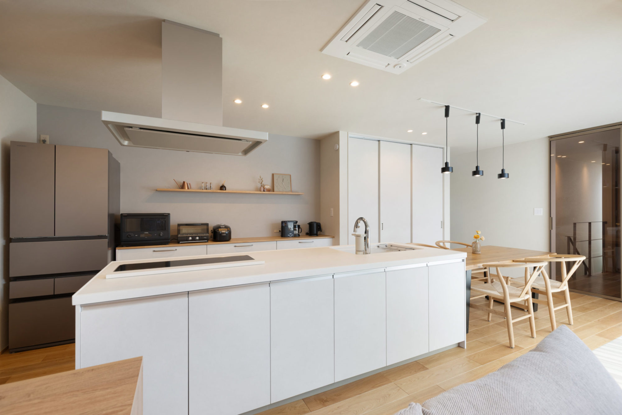 2階に配置した子世帯のダイニングキッチン。アイランドキッチンを採用して回遊動線を叶えました。