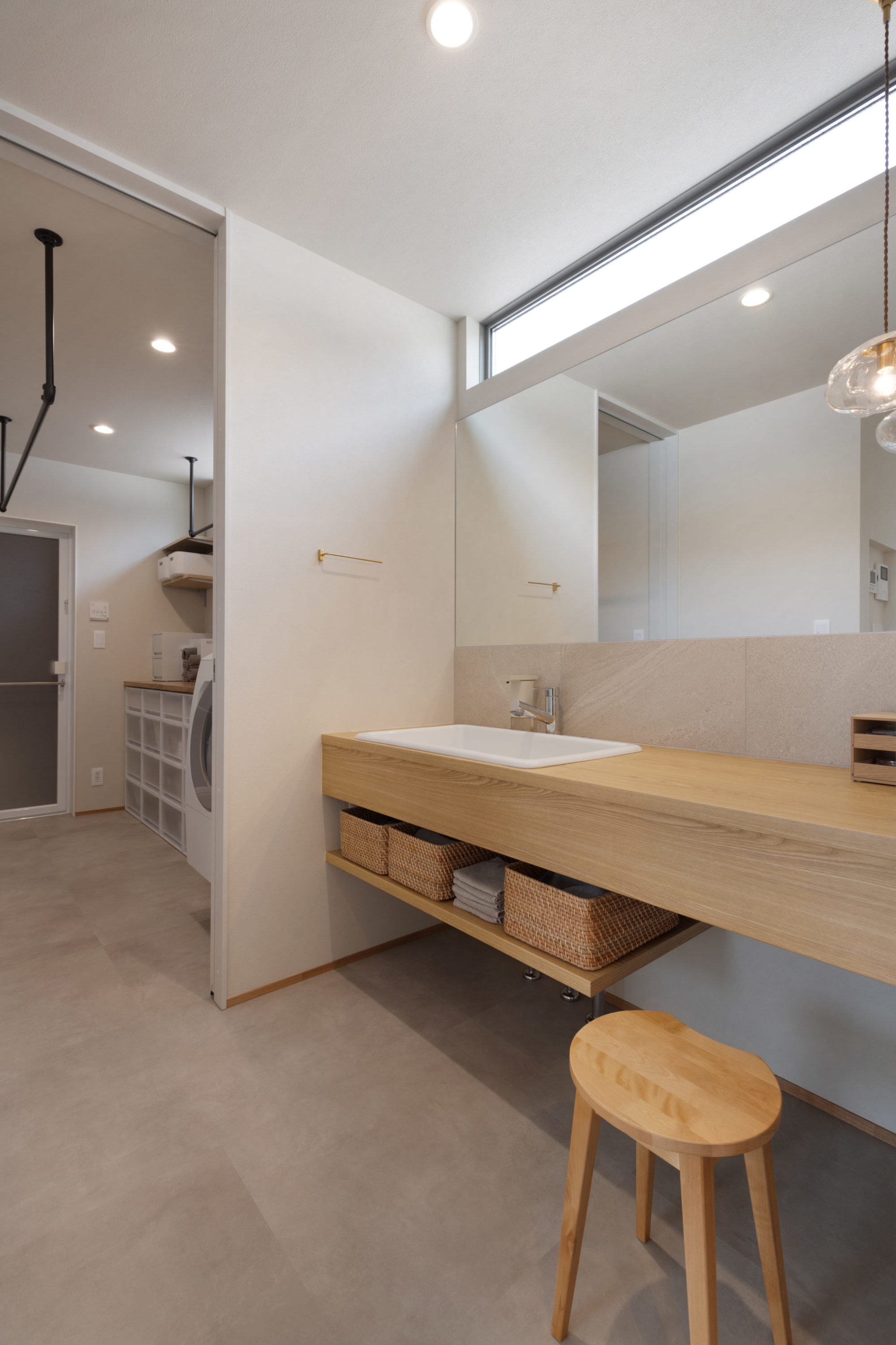 洗面室の隣に脱衣室兼ランドリールームを配置。洗濯から収納まで、ここだけで洗濯動線が完結します。