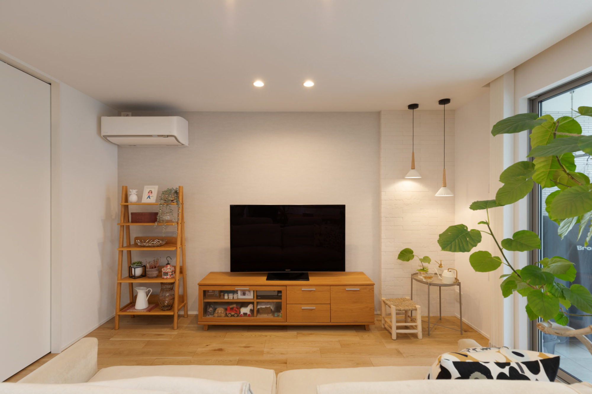 エコカラットを施したふかし壁とテレビボードのあるリビング空間