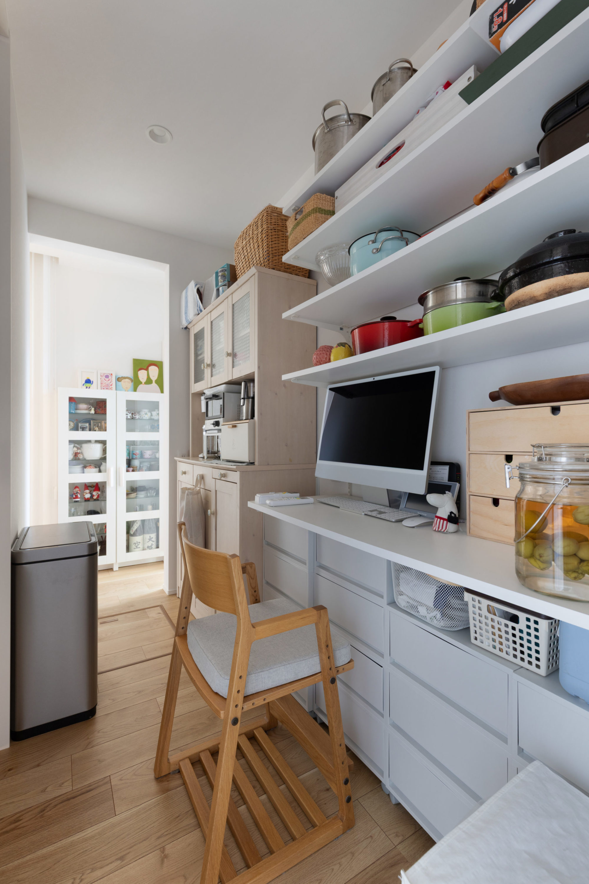キッチン横に配置したウォークスルータイプのパントリーとデスクスペース