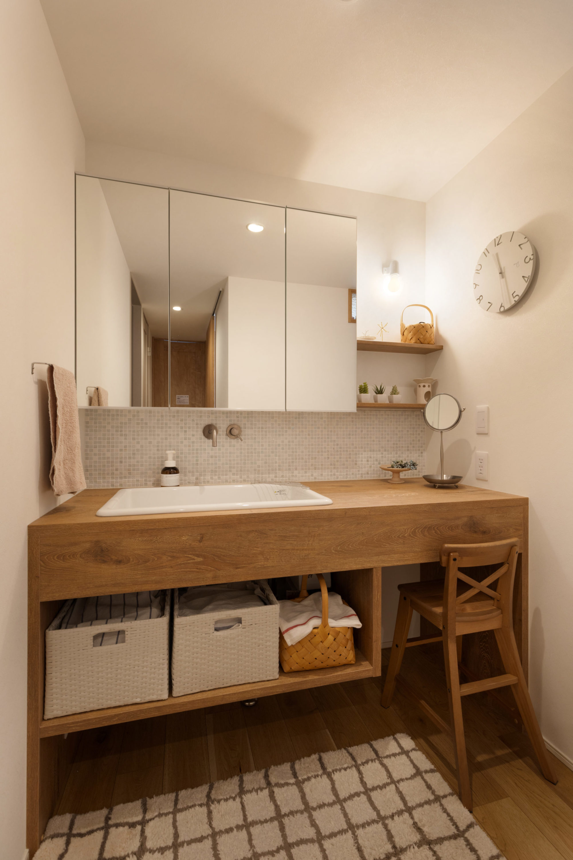 広めの病院シンクと壁付け水栓を採用した造作洗面台