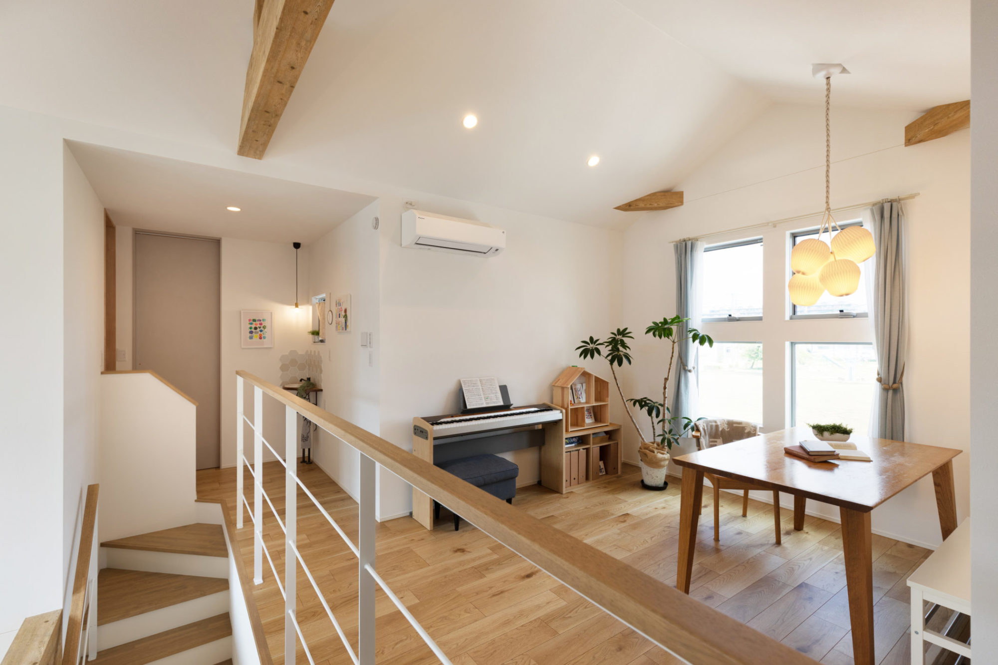 セカンドリビングとして使える2階フリースペース、勾配天井と鉄骨手摺を採用した開放感のある空間