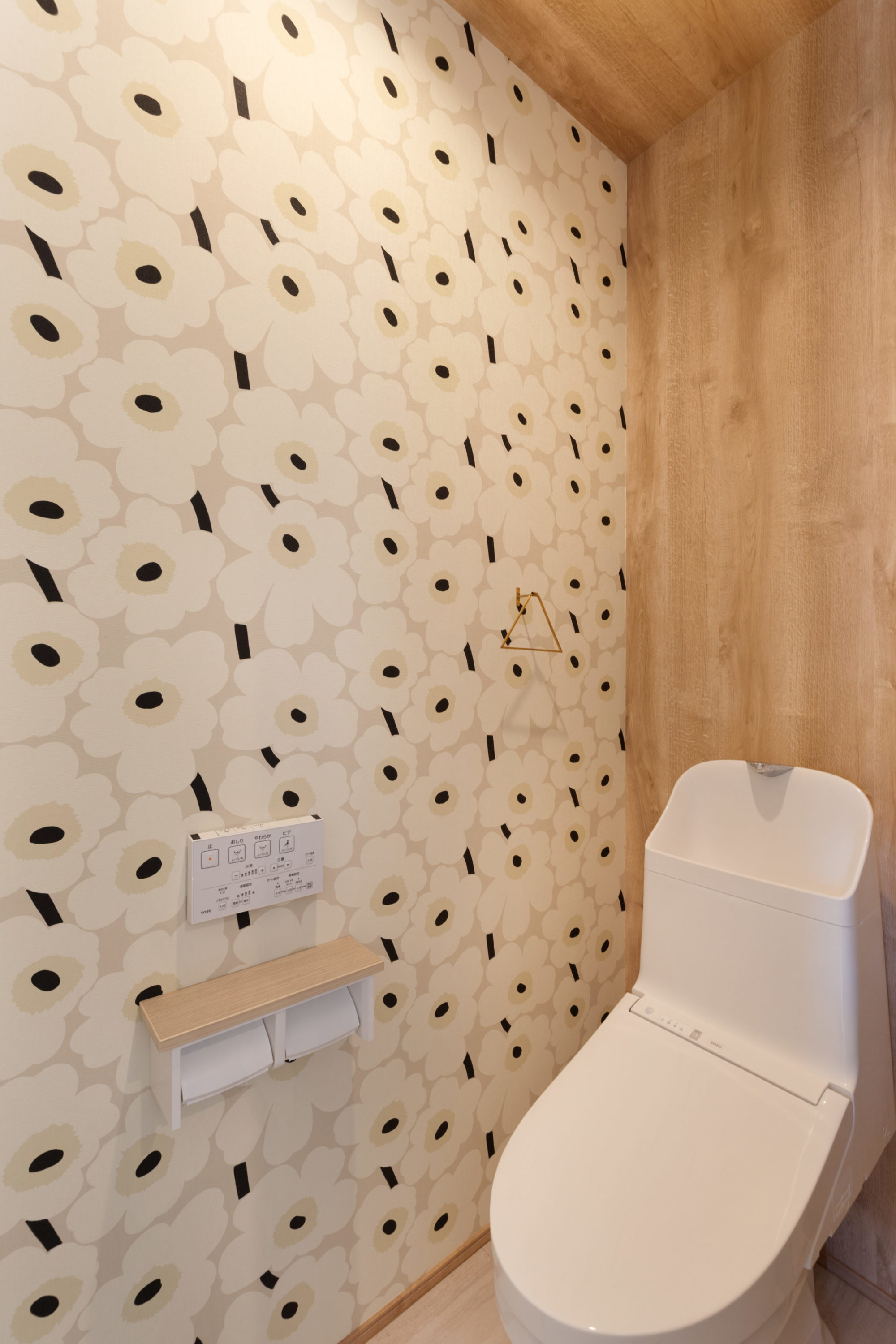 マリメッコのクロスを一面に採用した北欧ナチュラルな2階トイレ