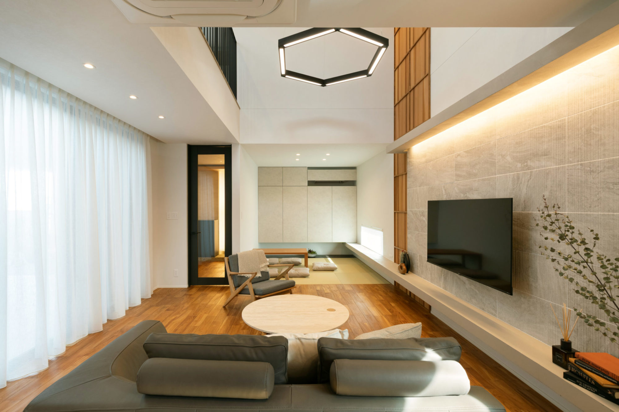 吹き抜けリビングとつながる和室。縦と横に広がりを感じる開放的な空間。