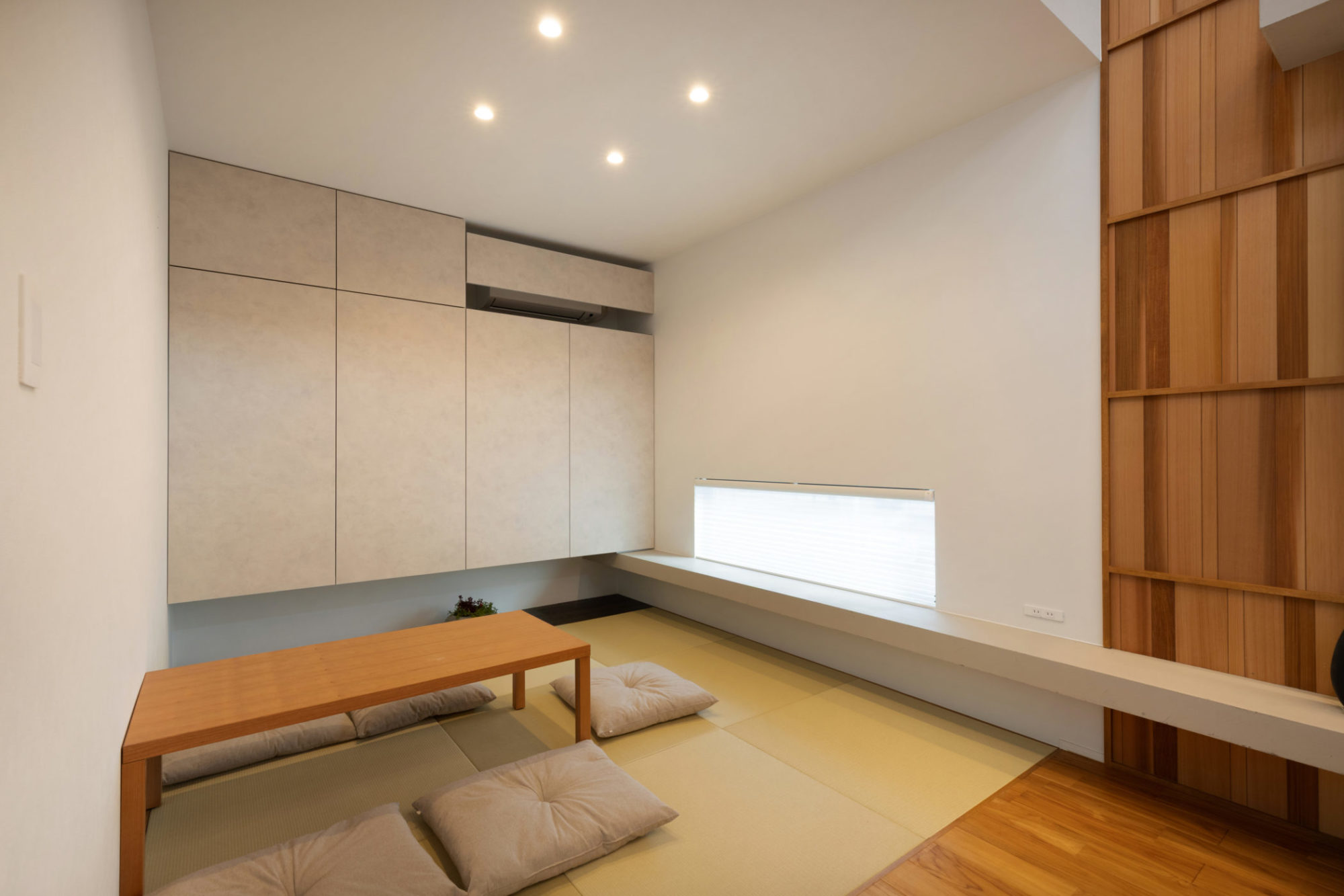 LDKとフラットに繋がり、リビングの飾り棚が連続する小上がりの和室。