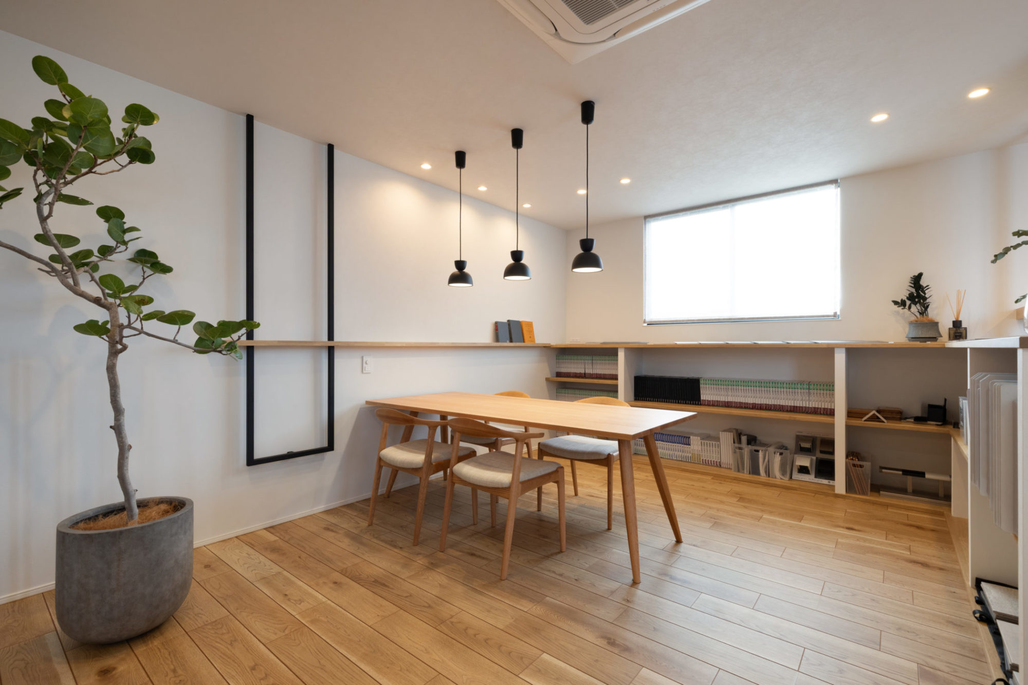 2階ホールの一角に設けたフリースペース。壁面にはアイアンを用いたモチーフを配置し、フリースペースにさりげない表情を添えている。