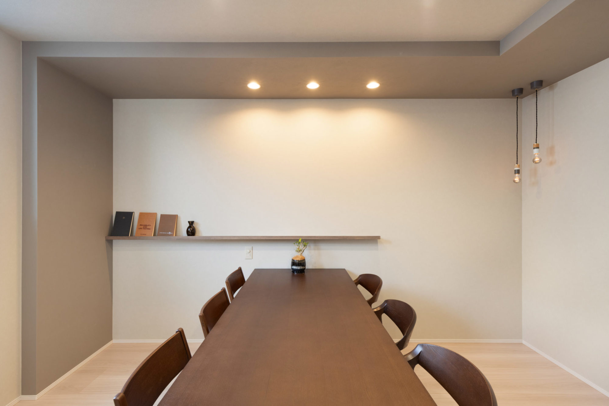 ニュートラルな色調でまとめられた洋室。飾り棚やペンダントライト、一部下がり天井を取り入れ、空間にリズムを生んでいる。