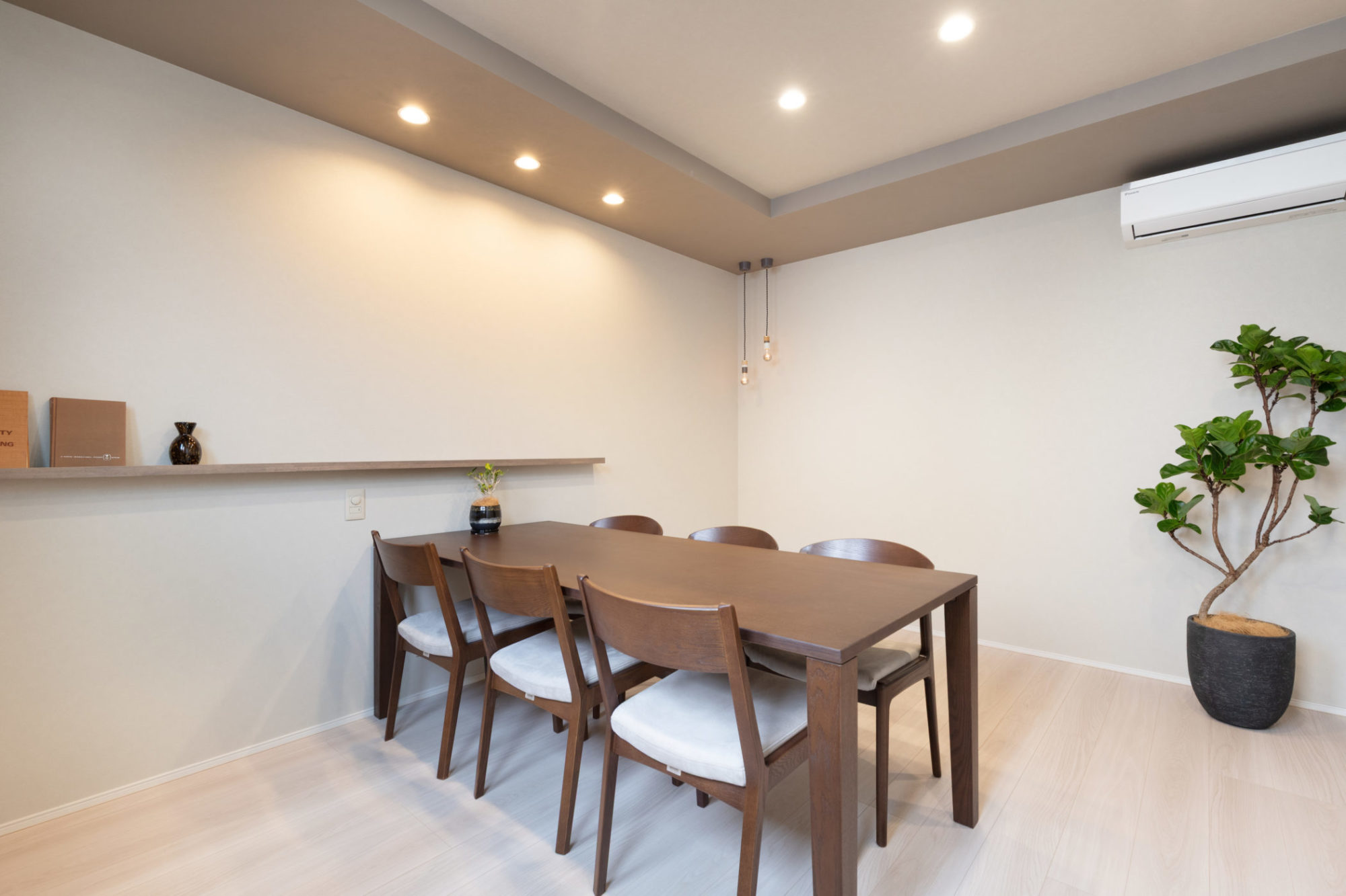 ダイケンのDCフロアを採用したグレイッシュなブラウンの床と白い壁が、落ち着いた雰囲気を醸し出す洋室の全景。